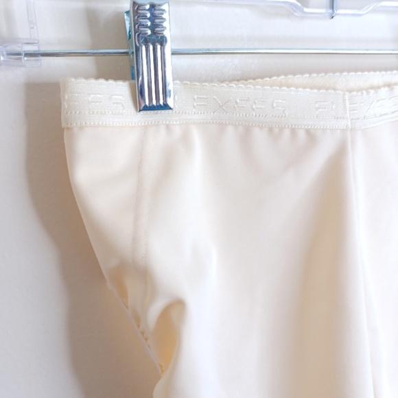 Bali 8701 Brief. Hi-Cut Light Control. Size Medium. Color Cream - Picture 8 of 11